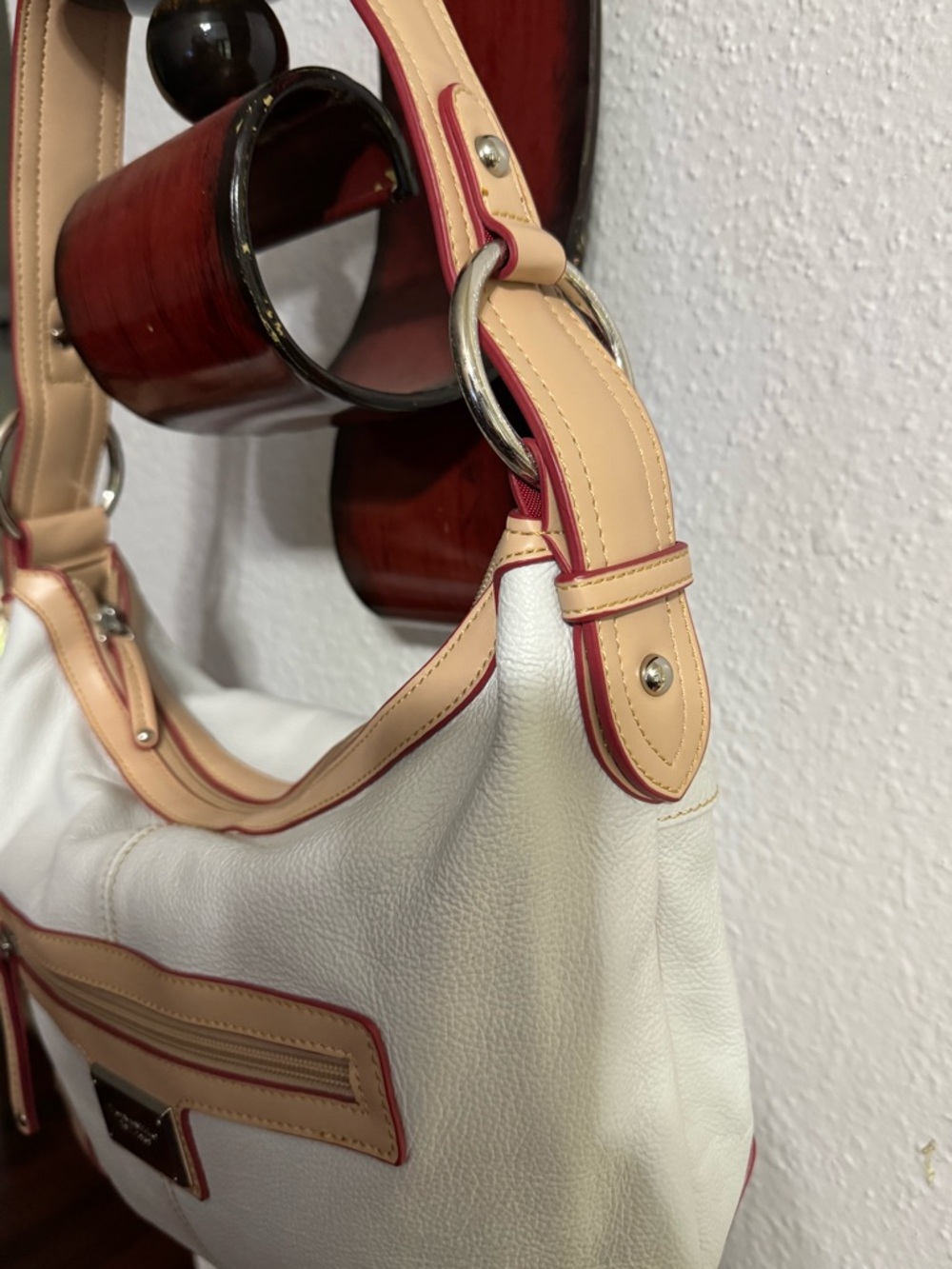 Tignanello White Pebble Leather Shoulder Bag with Tan and red Trim - Picture 9 of 9